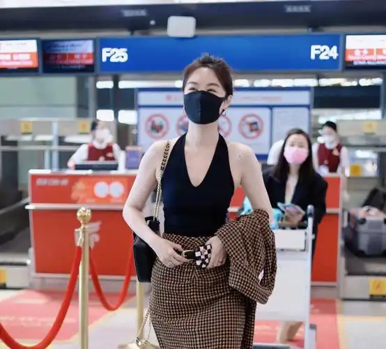 李菲儿去深圳机场照