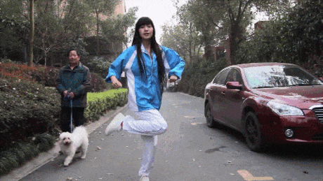 跳舞马路女孩长发gif动图_动态图_表情包下载_soogif
