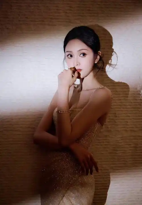 吴宣仪穿浅金细闪高开叉长裙秀美腿 身材火辣 性感迷人_亮片_光影