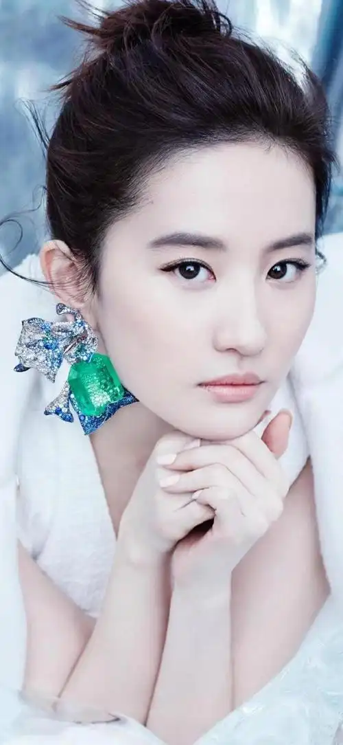 刘亦菲的五官单看都不起眼,可组合在一起就成了惊艳的大美女