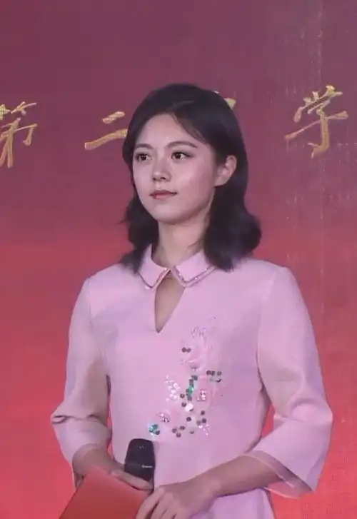 赵今麦回母校主持校庆,才第一次穿粉红旗袍,就挖空领口装成熟!