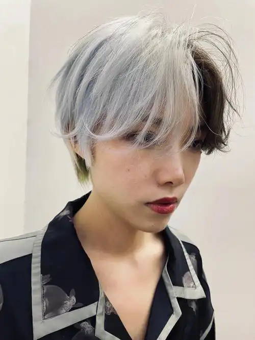 阴阳头发型 / 属小众发型的先河绝大部分人不不敢尝试的,必不是它有多