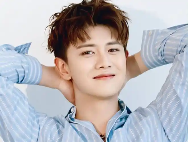 在我看来,不管任嘉伦用什么名字,他现在的人气并不虚假.