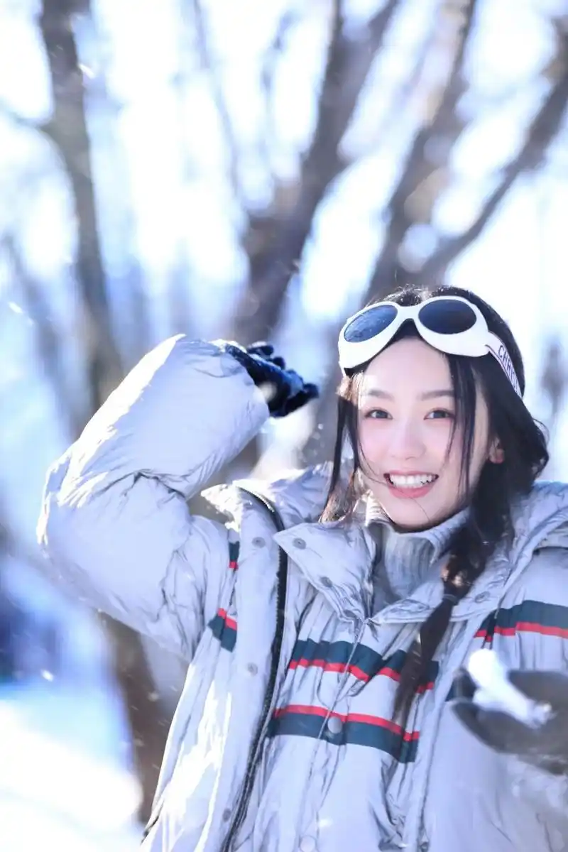 周也太敢了!大晒素颜滑雪照,少女感扑面而来