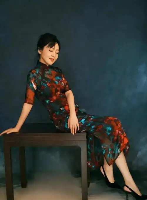 闫妮旗袍造型惊艳全场:展现中国女性的优雅与自信