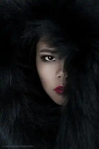 冬天的眼神 人像 黑色 女人 特写 眼神 黑色背景 温度