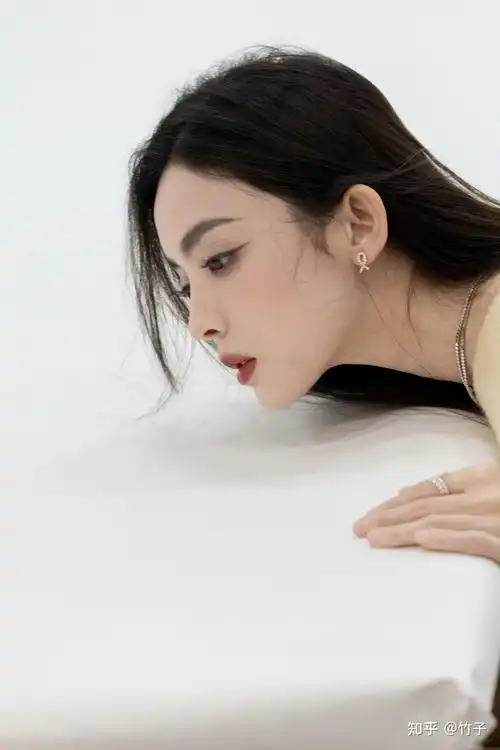 古力娜扎最新美照分享精致优雅肤白貌美颜值征服一切娜扎好美