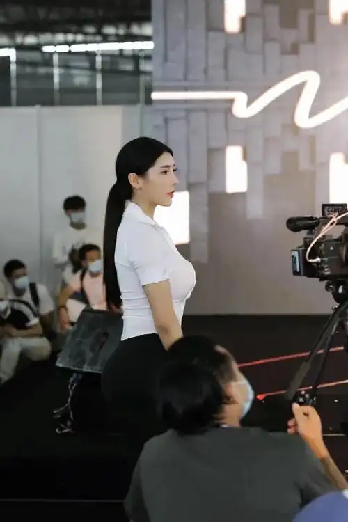 "中国臀神"刘太阳,健美比赛当裁判抢尽风头,130斤身材如此好