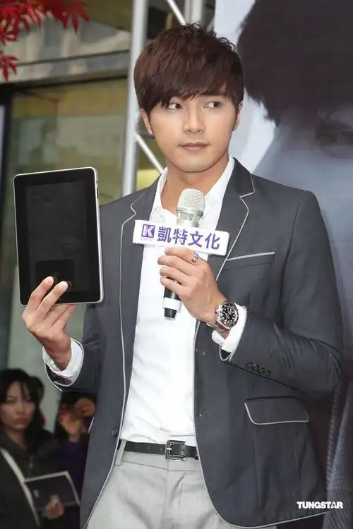 组图:贺军翔举办写真集《南法寄出》签售会_高清图集_新浪网