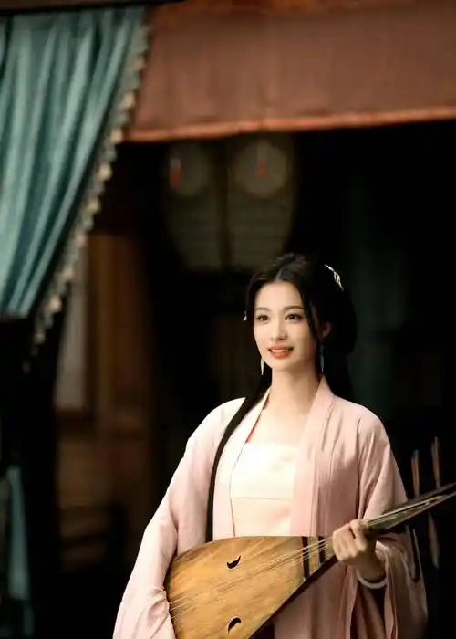 三在电视剧《庆余年2》中,除了关注王楚然的外貌,她还因为在抱月楼与