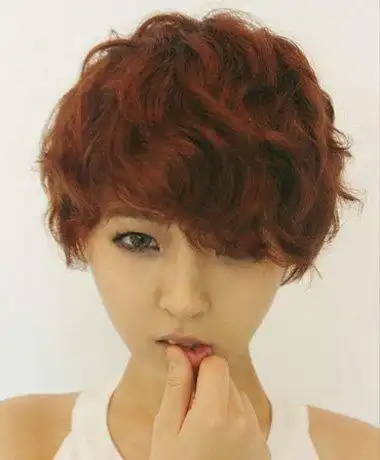 提升气质,更是能提升整体的时尚度,这款蓬松的烫发短发发型能够衬托出