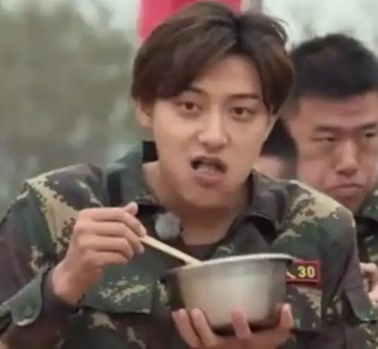 明星受惊后:黄子韬丢饭碗,周彦辰吓出表情包,坤坤吓到跳起!