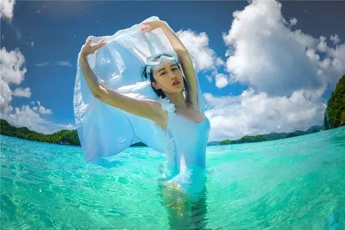 30岁功夫女星海边照片曝光穿比基尼大摆性感pose