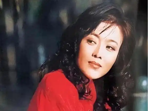 丁嘉丽:满头白发至今未婚,最后悔捧红孙红雷这个"白眼狼"