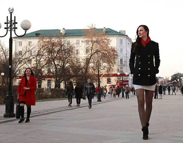 "我想拥有两项世界纪录,世界上腿最长的人和世界上最高的模特.