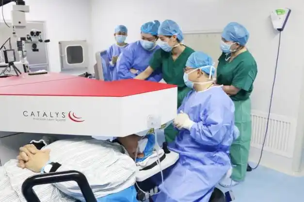 "无刀飞白手术系统"落户青岛华厦眼科,开启白内障手术