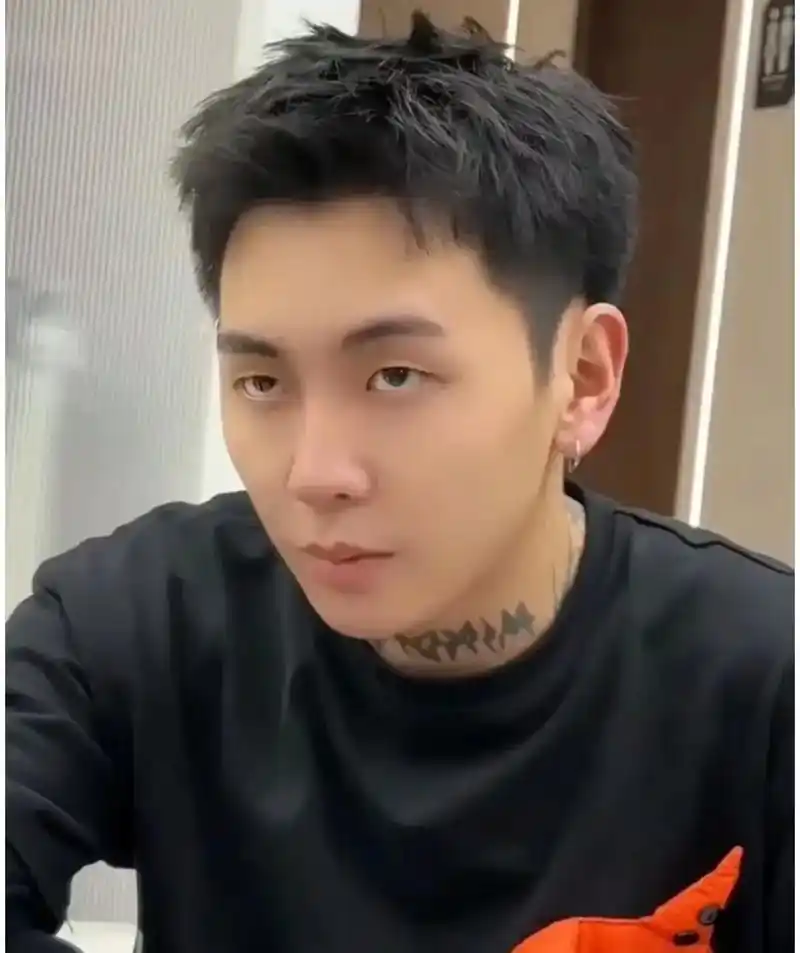 凌乱前刺.男孩子都喜欢的发型 潮男男生清爽渐变短发之凌乱前  - 抖音