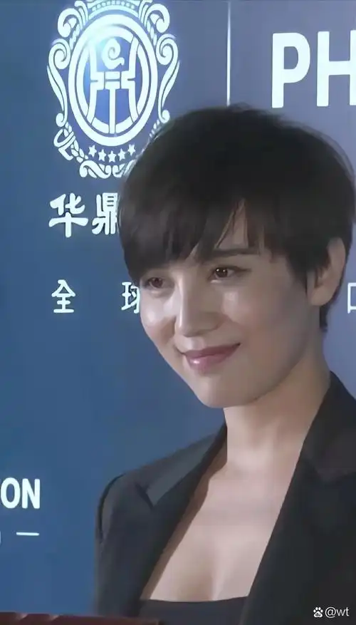 我的天,宋佳短发造型我差点认成李宇春,被她这发型惊讶到了,感觉宋佳