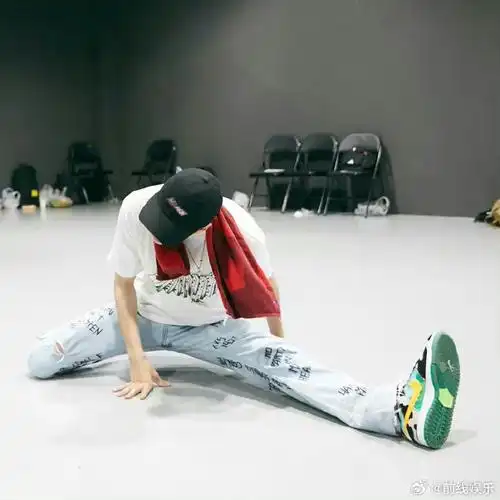 王一博劈叉好帅