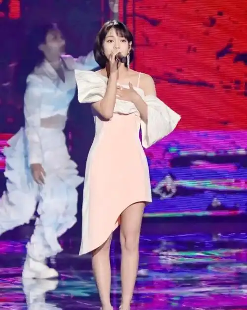 原来这就是86斤的腿,看段奥娟穿上吊带短裙,黑粉都闭嘴了_高清图集