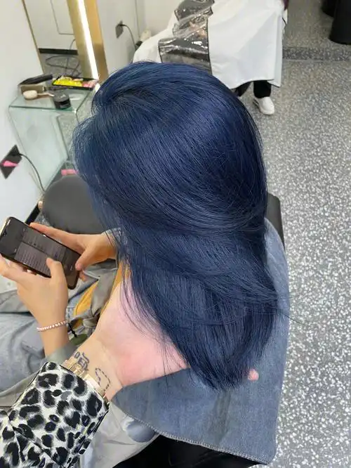 而且会越掉越多越好看,蓝色掉完是绿色最后最后会变成偏青的亚麻色