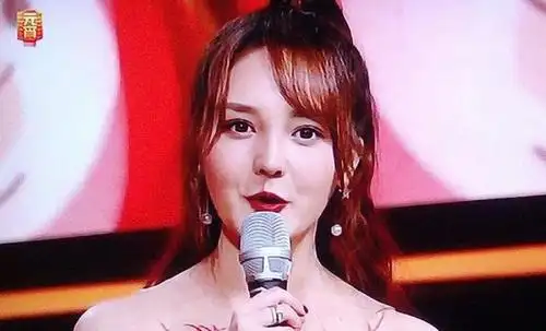 (主持元宵喜乐会的靳梦佳)