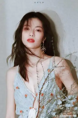 钟楚曦的最新造型,身穿清凉吊带碎花裙,展现性感魅力!