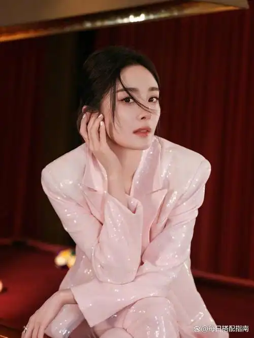 杨幂不愧是行走的衣架子穿粉色西装变身摩登俏佳人真惊艳