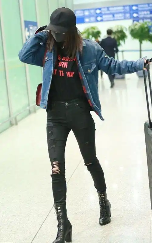 杨幂机场照曝光,穿破洞牛仔裤,心情好像不是很好!