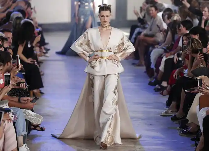 巴黎高级定制时装周——艾莉·萨博品牌时装秀