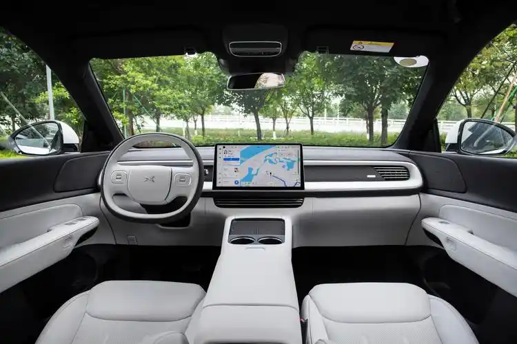 内饰方面,小鹏g6的中控台几乎没有实体按键,设计风格非常简约.