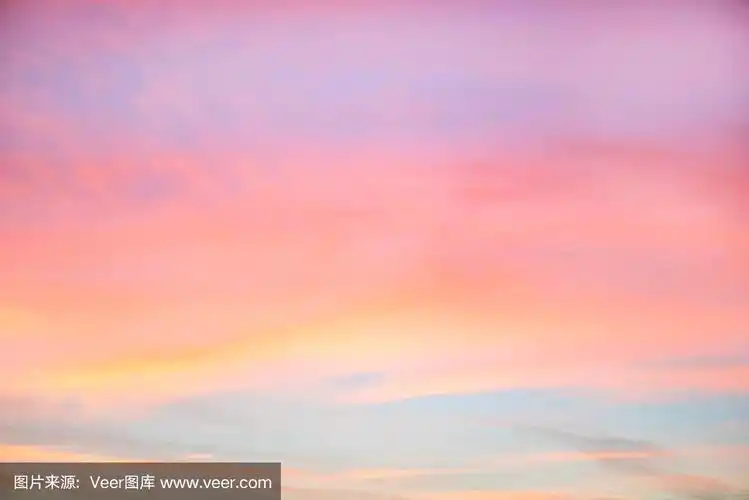 粉红色和蓝色的天空.色彩柔和的晚霞云彩效果在晚霞天空的背景