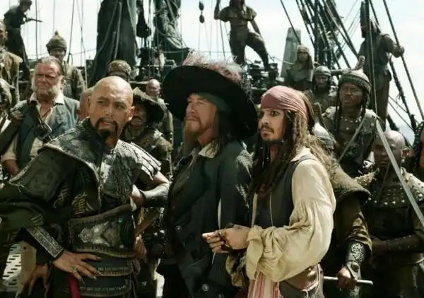 加勒比海盗3中杰克船长为什么有白色的螃蟹给他拉船