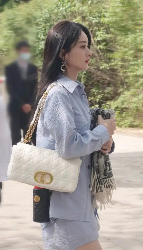 真看不懂赵丽颖,这不在最新街拍中,大热天手里拿着围巾去录节目,却又