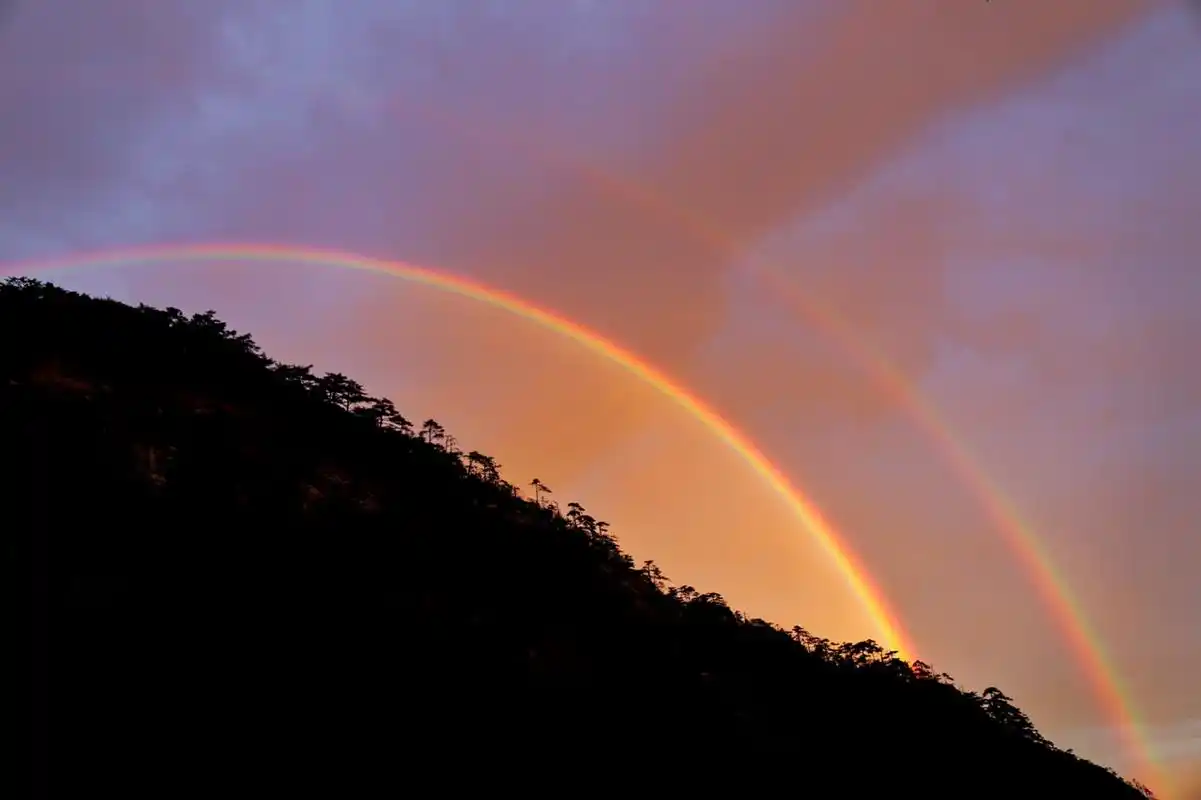 东边日出西边雨黄山风景区上空出现双彩虹