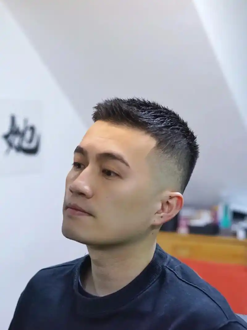 男士板寸.#创作灵感   介于毛碎和前刺之间的一个发型,不搭 - 抖音