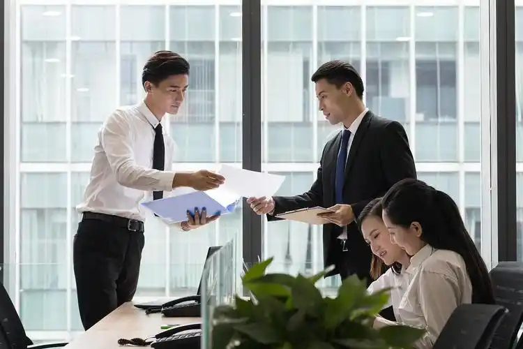 想要在职场混得好,要抱紧这3种人的大腿,对你有好处!