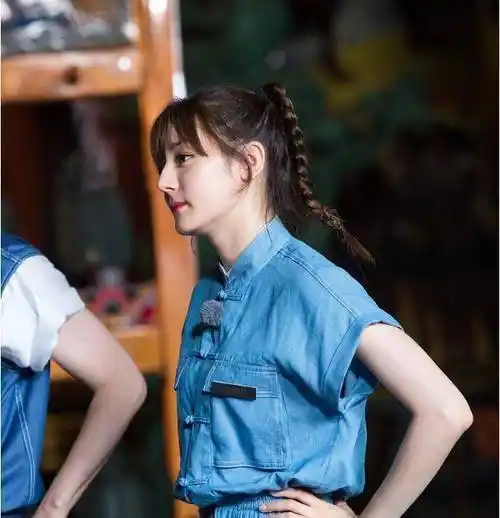 热巴与蔡徐坤合体录节目cp感十足,热巴梳麻花辫子超减龄_网友_穿着