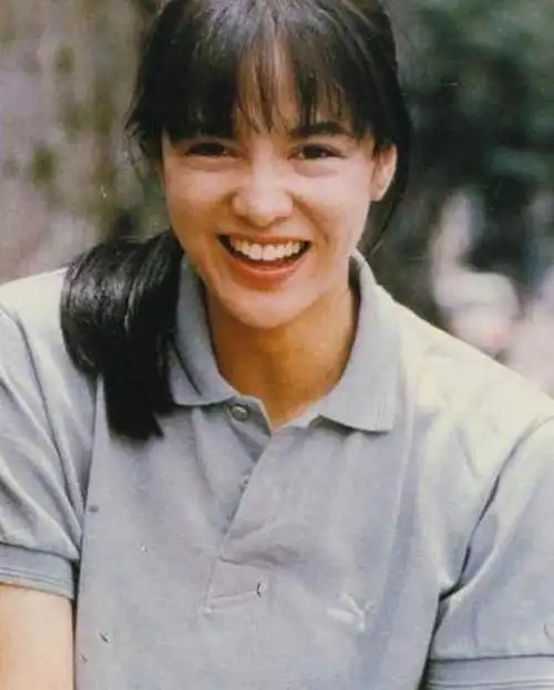 63岁郑裕玲罕见放年轻时泳装照,网友大赞比如如今tvb花旦都漂亮