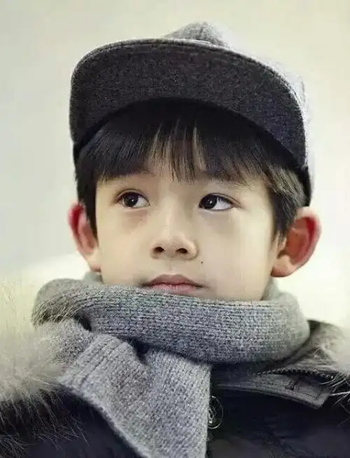 潘粤明晒儿时照片大家的目光却锁定了顶顶董洁基因太霸道