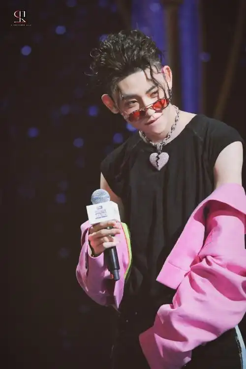 组图:甜酷boy王琳凯粉西装配心碎项链 背头发型粉色鬓角超吸睛