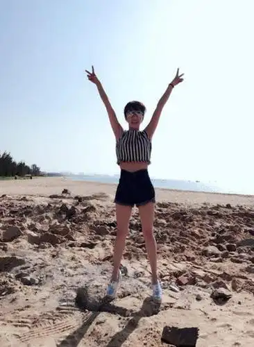 李念放飞自我 大长腿实力抢镜