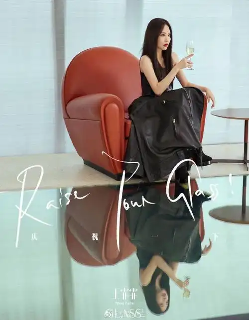 王霏霏说今晚是女演员的样子#看背还得是王霏霏,黑色露背群配上高跟鞋