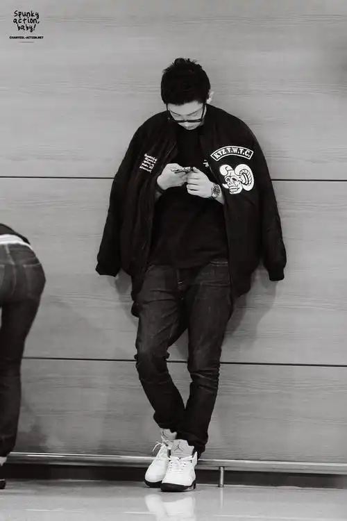 朴灿烈大长腿照3张