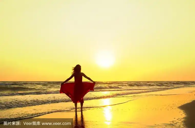 日落在沙滩上,美女尽情享受