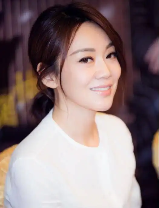 50岁闫妮近照曝光,无美颜镜头暴露真实身材,"少女感"滤镜破碎