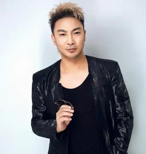 曾靠一首歌红遍全国,被伴舞砍三刀毁容遭弃,今身价已上亿|男歌手