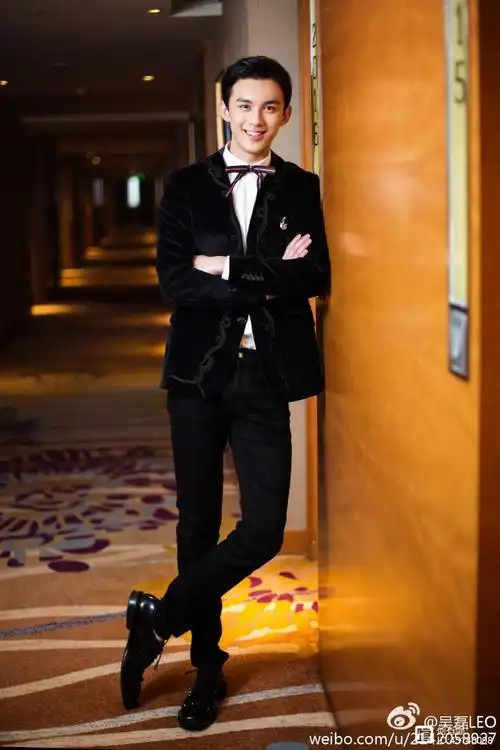 19岁吴磊真会穿了!180身高穿出2米的气场,网友:长腿欧巴!