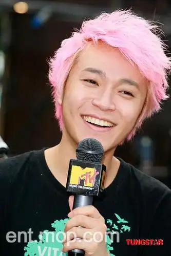 吴青峰粉色头发照片