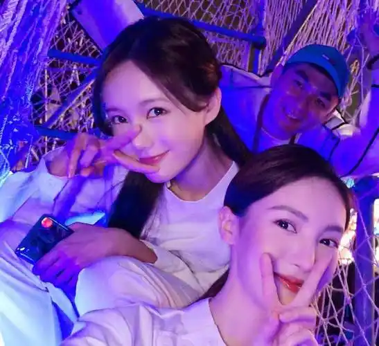 金晨晒与李一桐合照,俩姐妹对镜比耶感情超好,被扒早已相识7年_性格